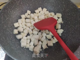 煎馒头丁的做法步骤：3