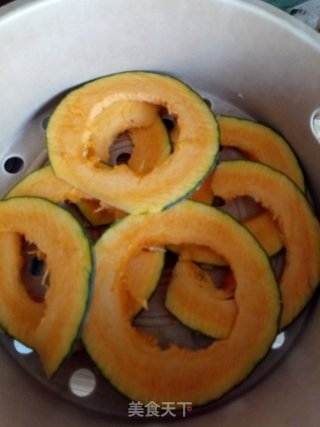 松软南瓜饼的做法步骤：1