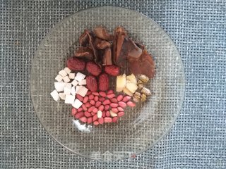 煲老母鸡汤(养阴去燥）的做法步骤：2