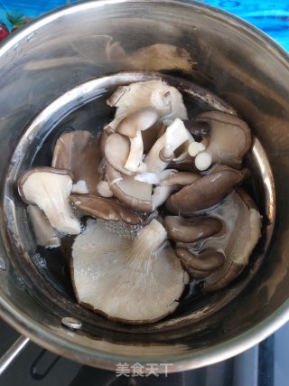 蘑菇韭菜猪肉水饺的做法步骤：2