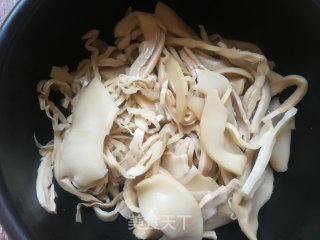胡萝卜芹菜炒笋干的做法步骤：1