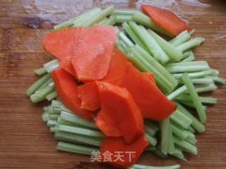胡萝卜芹菜炒笋干的做法步骤：2