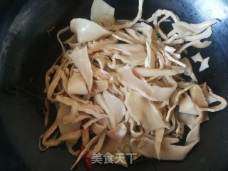 胡萝卜芹菜炒笋干的做法步骤：4