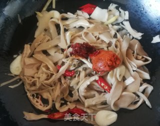 胡萝卜芹菜炒笋干的做法步骤：5