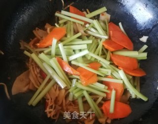 胡萝卜芹菜炒笋干的做法步骤：7