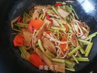 胡萝卜芹菜炒笋干的做法步骤：8
