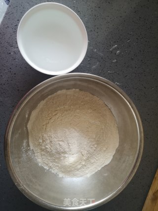 烙韭菜盒子的做法步骤：1