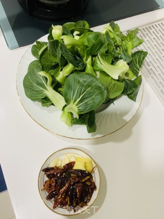 炝炒小青菜的做法步骤：1