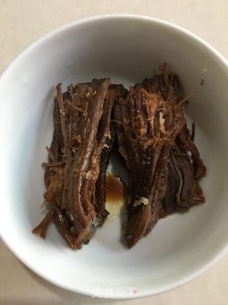 手撕香菜卤牛肉的做法步骤：1