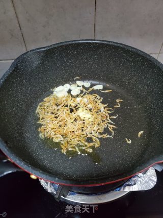 虾皮炒菜梗的做法步骤：5