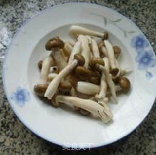 蟹味菇油豆腐花菜的做法步骤：2