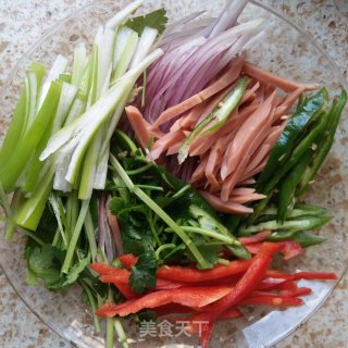 双椒火腿拌千张的做法步骤：2