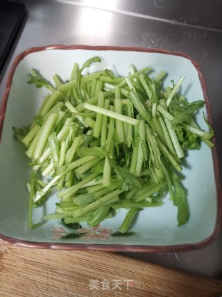 清炒茼蒿菜的做法步骤：1