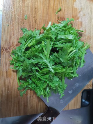 清炒茼蒿菜的做法步骤：2