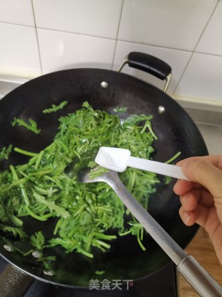 清炒茼蒿菜的做法步骤：8