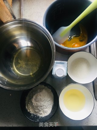 电饭煲版戚风蛋糕的做法步骤：1