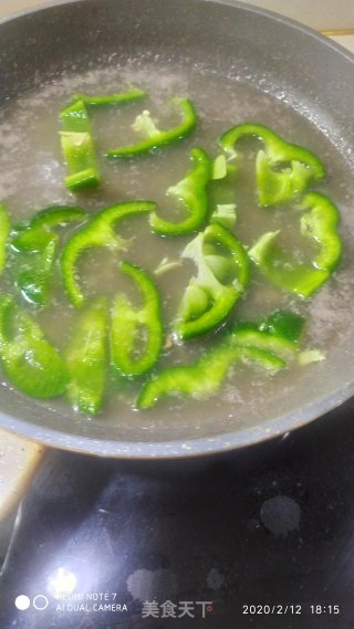 牛肉炒圆椒的做法步骤：2