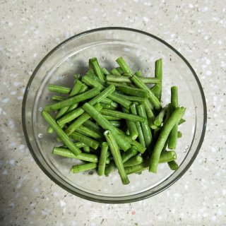 木耳炒豆角的做法步骤：1