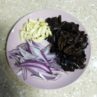 木耳炒豆角的做法步骤：2