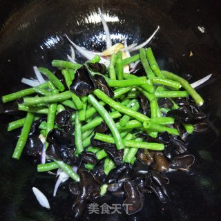 木耳炒豆角的做法步骤：8