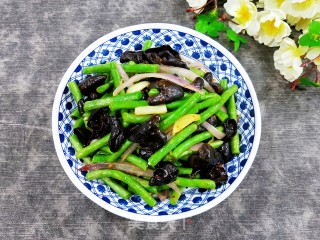 木耳炒豆角的做法步骤：11