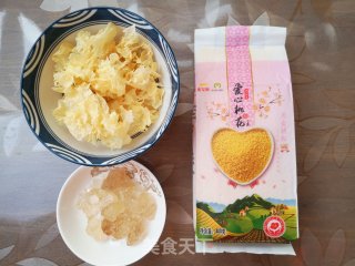 银耳小米羹的做法步骤：1