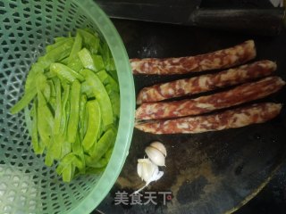 简单快手菜––腊肠炒荷兰豆的做法步骤：1
