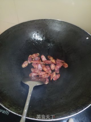 简单快手菜––腊肠炒荷兰豆的做法步骤：2