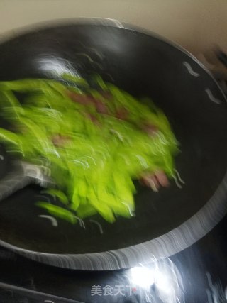 简单快手菜––腊肠炒荷兰豆的做法步骤：3