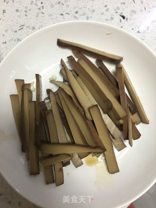 金针菇炒豆干的做法步骤：1