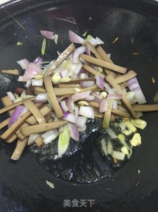 金针菇炒豆干的做法步骤：5