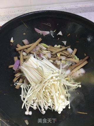 金针菇炒豆干的做法步骤：6
