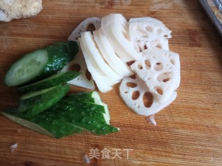 时蔬炒虾的做法步骤：1