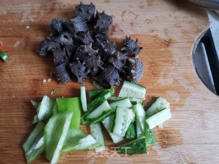 家常炒海参的做法步骤：1