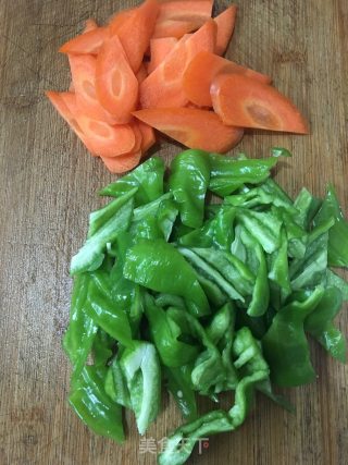 柴鸡蛋炒青椒胡萝卜的做法步骤：1