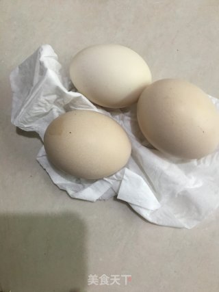 柴鸡蛋炒青椒胡萝卜的做法步骤：2