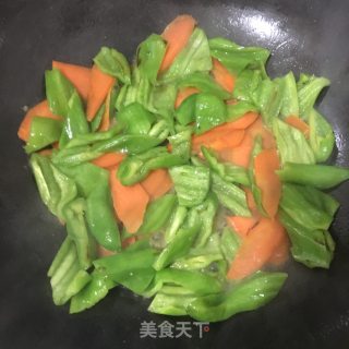 柴鸡蛋炒青椒胡萝卜的做法步骤：6