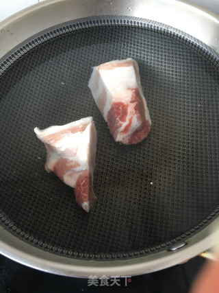 猪肉粉条炖酸菜的做法步骤：1