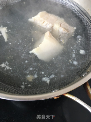 猪肉粉条炖酸菜的做法步骤：2