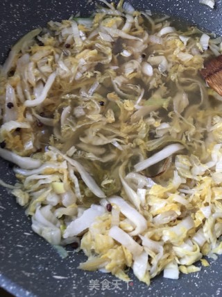 猪肉粉条炖酸菜的做法步骤：17