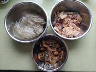 香菇粉皮鸡的做法步骤：1