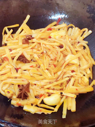 酸笋鸭脚煲的做法步骤：3