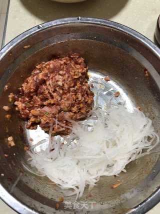 萝卜丝肉丸子的做法步骤：1