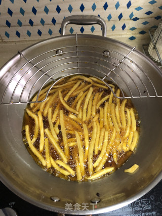 炸土豆条的做法步骤：2