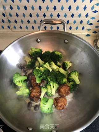 西兰花清炒蟹味菇的做法步骤：3
