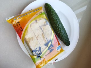 脆黄瓜拌豆皮的做法步骤：1