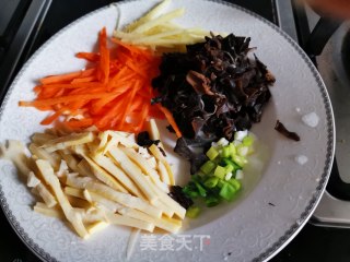 鱼香肉丝的做法步骤：3