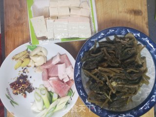 雪里蕻炖豆腐的做法步骤：1