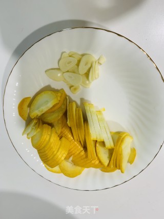 蒜香黄西葫芦的做法步骤：1