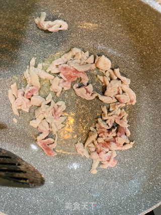 紫甘蓝炒肉丝的做法步骤：2